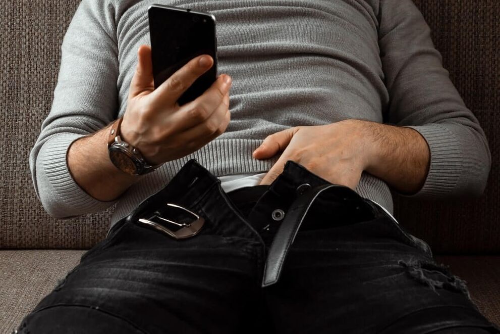 Un home antes de realizar un exercicio para aumentar un membro