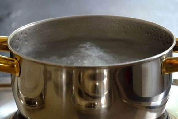 Cacerola con auga quente para quentar o pene